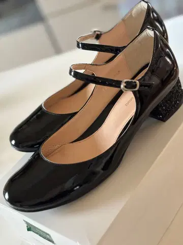 블랙 에나멜 스트랩 펌프스