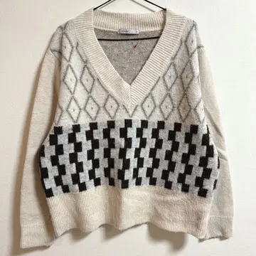 코클레 COQULE 아가일 무늬 V넥 니트 스웨터 아이보리