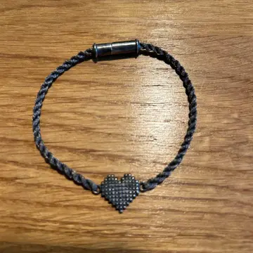 실버 계열 하트형 참 포함 팔찌