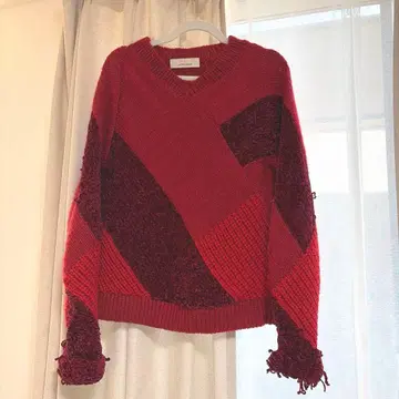 아키라 나카 빨간색 니트