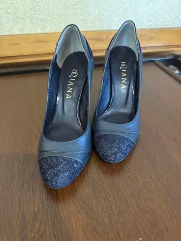 Diana 네이비 레이스 하이힐