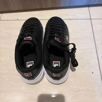 FILA 블랙 로우컷 스니커즈