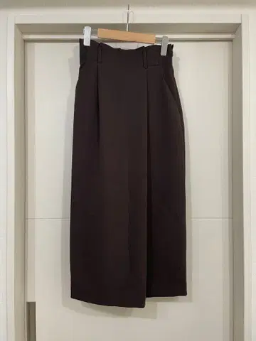 [ Liesse ] [ 스테디셀러 ] 턱 타이트 스커트 브라운