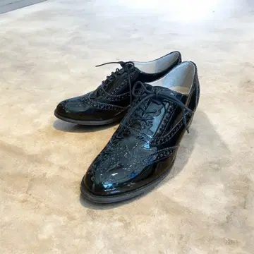 새상품급 24.5cm 에나멜 레이스업 슈즈