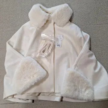 택 포함 미사용 새상품 tocco 퍼 화이트 판초