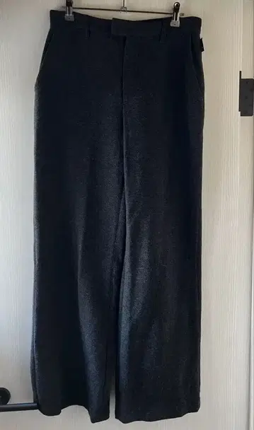 다크 그레이 와이드 팬츠 울 혼방 소재