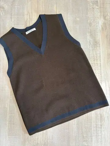 유나이티드 애로우즈 베스트 브라운