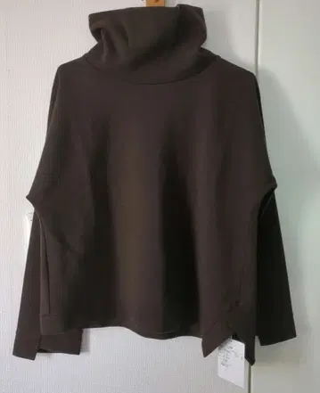 브라운 터틀넥 긴팔 상의 38 센소유니코 루쿠르카