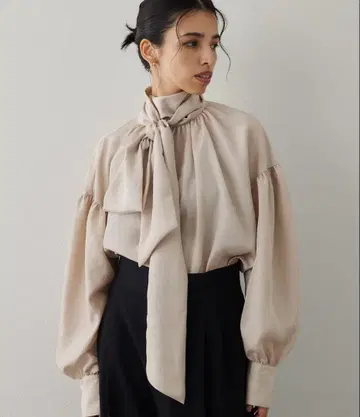 미사용 새상품 실키 보타이 블라우스