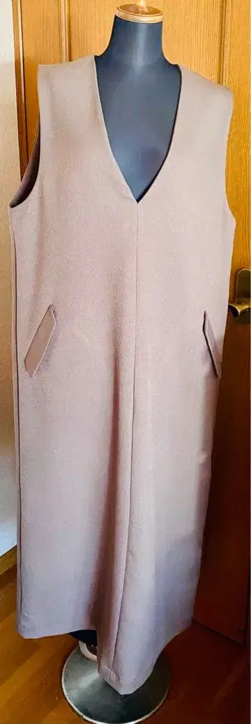 슬리브리스 V넥 롱 원피스 모카