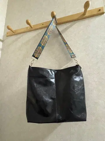블랙 숄더백 장식 스트랩 포함