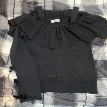 Ank Rouge 프릴 장식 블랙 니트