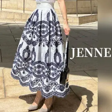 JENNE 총 자수 BOX 턱 스커트