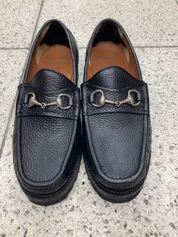 블랙 가죽 로퍼 금장 장식 포함