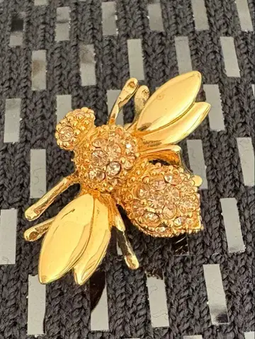 ST JOHN 벌 모양 브로치
