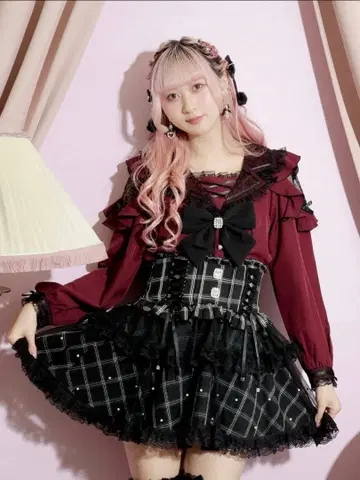 NOEMIE 노에미 지뢰계 빨간색 계열 트렌치 세일러 오픈 숄더 블라우스