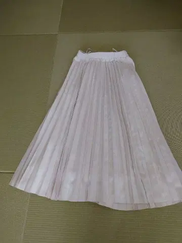 연한 크림 화이트 플리츠 스커트 무릎 기장