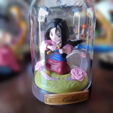 뮬란 피규어 돔형 케이스 포함