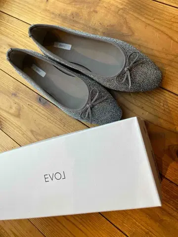 [ 새상품 ] EVOL 아몬드 플랫 발레 24.5cm 실버