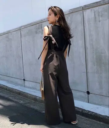 택 포함 새상품 완판템! AMERI BACK RIBBON ROMPERS