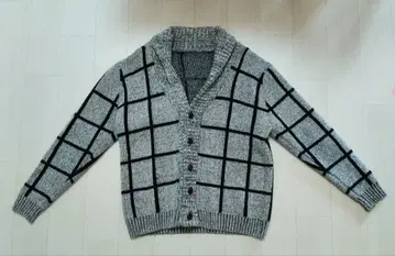 그레이와 블랙 체크 무늬 가디건