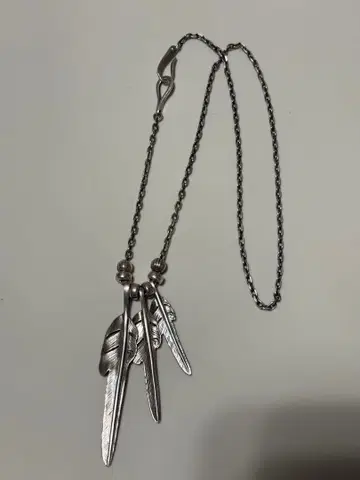 래리 스미스 목걸이 카제키리 페더 비즈