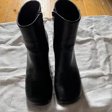 지퍼 달린 블랙 숏부츠