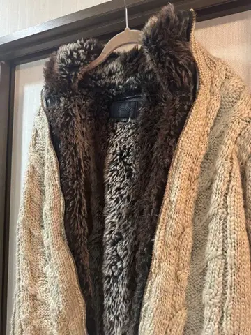 베이지 케이블 짜임 터틀넥 점퍼