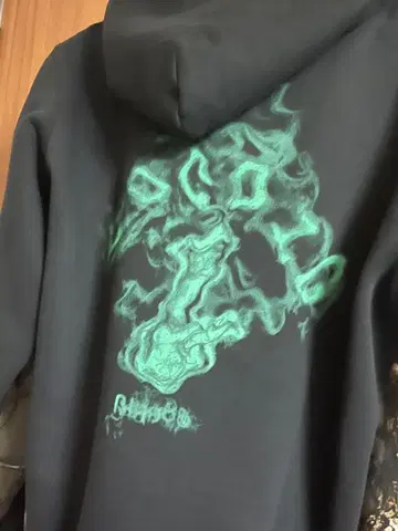 그래픽 프린트 후드 부착 후드티 블랙