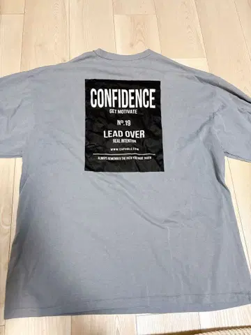 그레이 반팔 T셔츠 CONFIDENCE