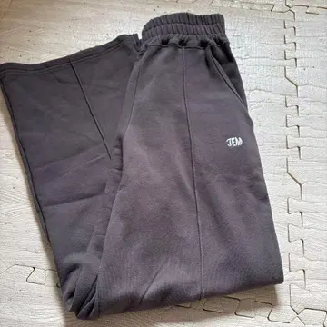 juemi EMB Crease Wide Sweat Pants