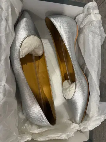 CHEMBUR 실버 스틸레토 플랫슈즈