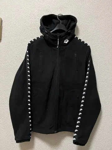 아레나 플리스 후드티 /L 블랙 로고 테이프 & 로고 자수 스트레치 블랙