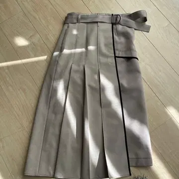 UNITED TOKYO 비대칭 플리츠 스커트 벨트 포함 베이지