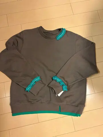 kittle 키틀의 프릴 달린 브라운 맨투맨