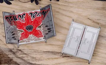 기믹 부착 핀즈 코믹콘