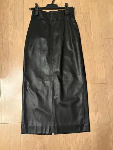 블랙 가죽 타이트 스커트 슬릿 포함