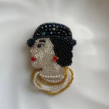 세계의 위인 C.C 브로치 비즈 자수 패션 디자이너