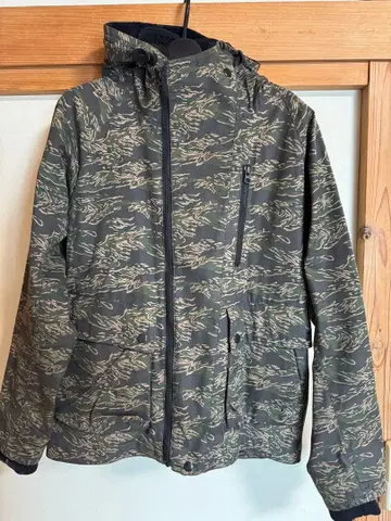 HARE 카모 패턴 마운틴 파카 후드 부착