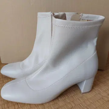 화이트 가죽 느낌 숏부츠