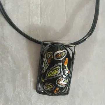 컬러풀 무늬의 블랙 펜던트 목걸이