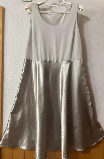 실버 슬리브리스 A라인 원피스