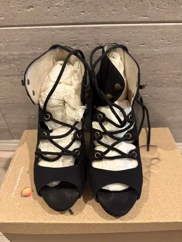 블랙 오픈토 레이스업 샌들