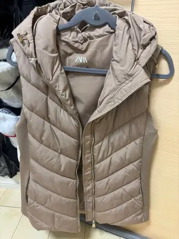 ZARA 베이지 다운 베스트 후드 부착