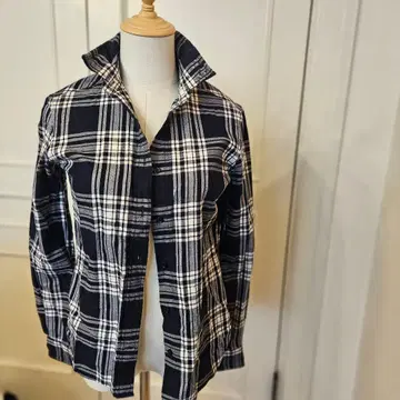 MACPHEE 네이비와 화이트 체크 무늬 긴팔 셔츠 새상품급