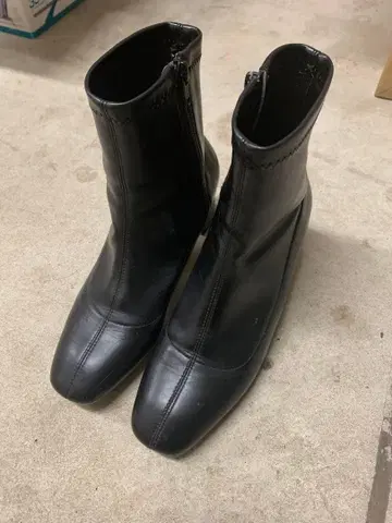 블랙 숏부츠 지퍼 포함