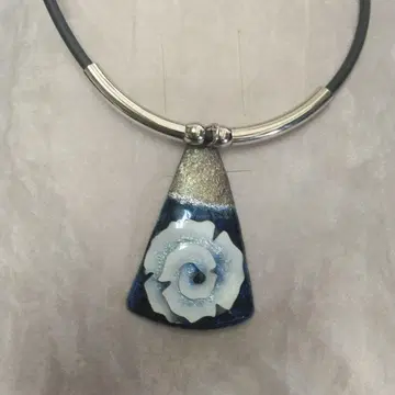 파랑과 화이트의 소용돌이 무늬 목걸이