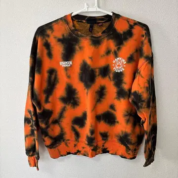 H&M 기묘한 이야기 타이다이 패턴 맨투맨