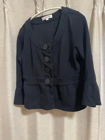 블랙 노카라 자켓 플레어 슬리브