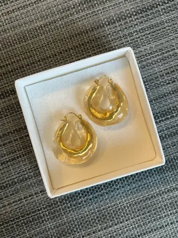 마메 쿠로고시 골드 유리 후프 귀걸이